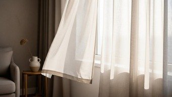 Cortinas Leves: Controle de Luz e Privacidade