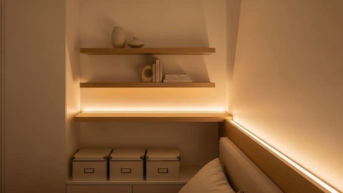 Verticalize: prateleiras finas, nichos e “parede útil”